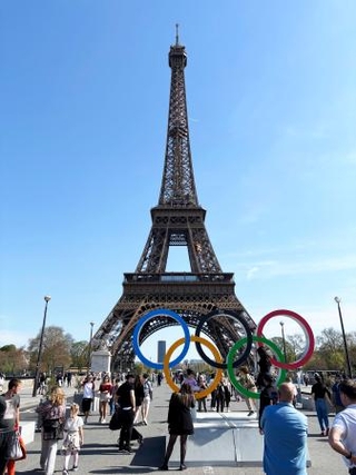 　観光客らが写真を撮るパリのエッフェル塔＝４月（共同）