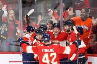 　ブラックホークス戦で勝ち越し点を挙げ、チームメートと喜ぶパンサーズのボクビスト（中央）＝サンライズ（ＡＰ＝共同）