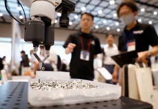 　新興企業を紹介する展示商談会で公開された、ネジを器用につまむロボットハンド＝８日午前、愛知県豊田市