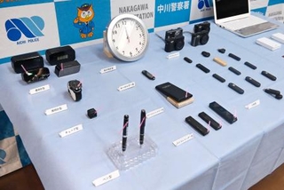 　押収された、ＵＳＢ型やペン型などのカメラ＝８日午後、名古屋・中川署