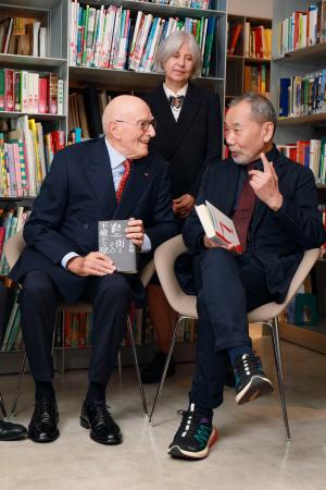 　「第４回日伊ことばの架け橋賞」を受賞した村上春樹さん（右）ら＝８日、東京都内（Ｌａｍｂｅｒｔｏ　Ｒｕｂｉｎｏ撮影）