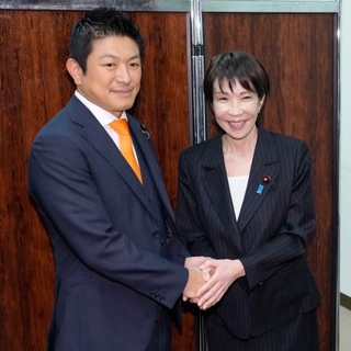 　新執行部発足を受けたあいさつ回りで、参政党の神谷代表（左）と握手する自民党の高市総裁＝８日午後、国会