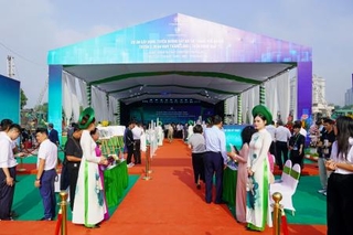 　都市鉄道の建設着工式典会場＝９日、ベトナム・ハノイ（共同）