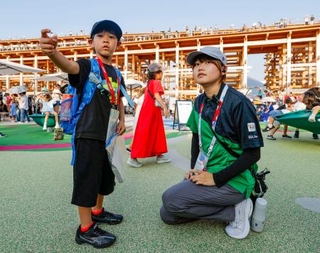 　子どもの対応に当たる「ゲストサービスアテンダント」の広田桃香さん＝９月、大阪市此花区の夢洲
