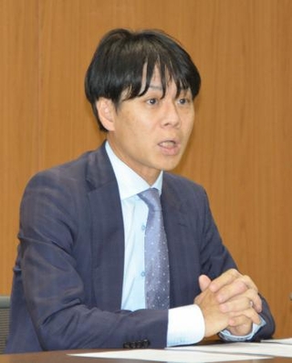 　記者会見する佐賀県弁護士会の出口聡一郎会長＝９日午後、佐賀市