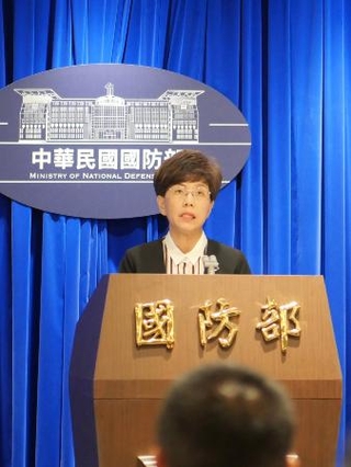 　記者会見する台湾国防部（国防省）の幹部＝９日、台北（共同）
