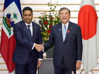 　ハイチのサンシル暫定大統領評議会議長（左）と握手する石破首相＝９日午後、首相官邸