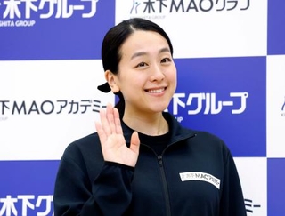 　記念撮影に応じる浅田真央さん＝９日午後、東京都立川市