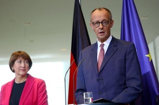 　自動車大手幹部との会合後に説明するドイツのメルツ首相＝９日、ベルリン（ロイター＝共同）