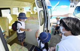 　　東京都内の幼稚園で、バスから降りて登園する園児たち＝２０２２年９月