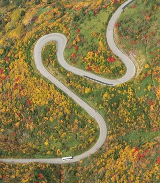 　紅葉が見頃を迎えている、富山県と長野県を結ぶ観光路「立山黒部アルペンルート」＝１０日午前（共同通信社ヘリから）
