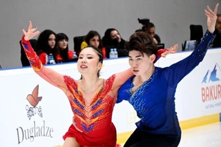 　アイスダンスフリー　演技する吉田唄菜（左）、森田真沙也組＝トビリシ（共同）