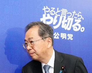 　記者会見を終え、退室する公明党の斉藤代表＝１０日午後、国会