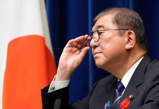 　戦後８０年に合わせた「内閣総理大臣所感」を発表し、記者の質問を受ける石破首相＝１０日午後、首相官邸