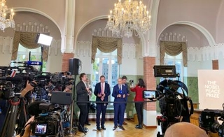 　１０日、ノーベル平和賞の発表会場に集まった報道陣＝ノルウェー・オスロ（共同）