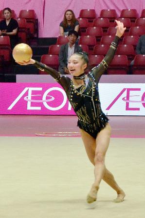 　予選でボールの演技をする鈴木菜巴＝東京体育館