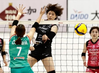 　大阪Ｍ-姫路　第２セット、スパイクを決める姫路・佐々木＝おおきにアリーナ舞洲