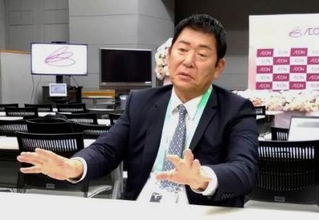 　取材に応じる国際体操連盟の渡辺守成会長＝１０日、東京都内