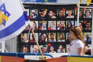 　イスラエル中部テルアビブの広場に掲示された人質の写真＝１０日（共同）