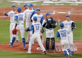 　オリックスに勝利しタッチを交わす日本ハムナイン＝エスコンフィールド