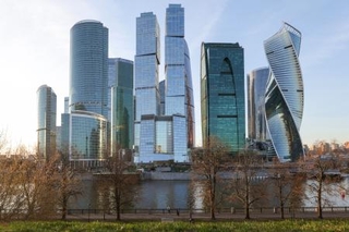 　モスクワの高層ビル群「モスクワ・シティ」＝４月（タス＝共同）