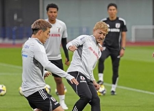 　調整する前田（右）＝８日、千葉市内