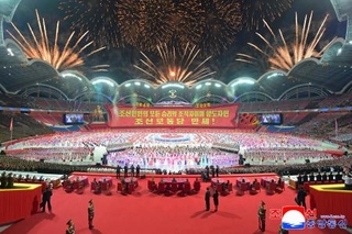 　平壌のメーデースタジアムで行われたマスゲームと芸術公演＝１２日（朝鮮中央通信＝共同）