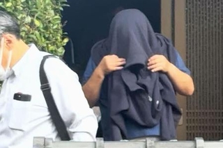 　任意同行される近藤正仁容疑者＝１３日午前８時３０分ごろ、福岡県宇美町