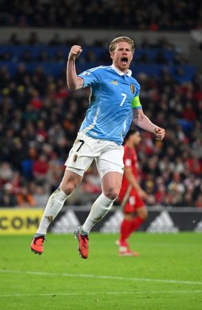 　サッカーのＷ杯北中米３カ国大会欧州予選のウェールズ戦で得点を喜ぶベルギーのデブルイネ＝１３日（ゲッティ＝共同）