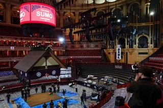 　大相撲ロンドン公演に向け、準備が進むロイヤル・アルバート・ホールの館内＝１３日、ロンドン（共同）