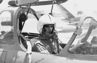 　イスラエル空軍時代のダニー・ネフセタイさん＝１９７６年（本人提供）
