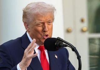 　米ホワイトハウスで話すトランプ大統領＝１４日、ワシントン（ロイター＝共同）