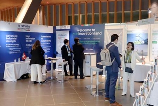 　「世界洋上風力サミット」で取り組みや技術を紹介する展示ブース＝１５日午後、秋田市