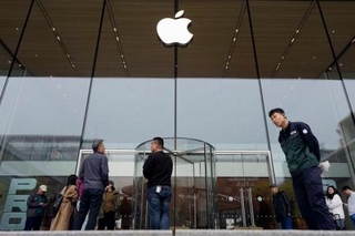 　北京市内にあるアップルストア＝１５日（共同）