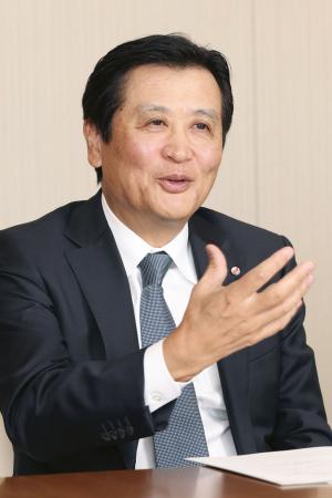 　インタビューに答えるＳＭＢＣ日興証券の吉岡秀二社長