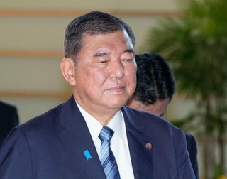 　首相官邸に入る石破首相＝１７日午前