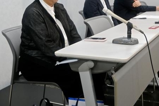 　記者会見する赤木雅子さん（手前）＝１７日午後、大阪市北区