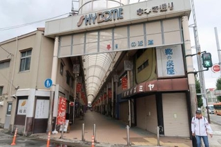 　閑散とした伊東駅前の商店街＝１５日、静岡県伊東市