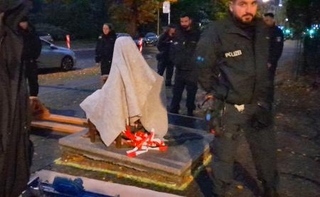 　１７日、ベルリン市ミッテ区の公有地から撤去される少女像（近隣住民提供・共同）