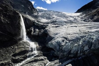 　スイス・トゥルトマンで、氷河から解け出した水＝９月（ロイター＝共同）
