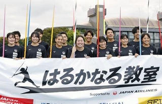 　やり投げ教室を終え、参加した高校生たちと記念写真に納まる北口榛花（中央）＝等々力補助競技場