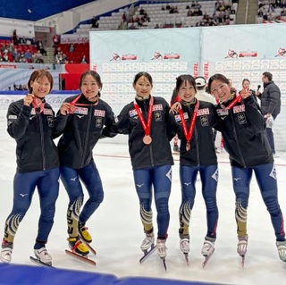 　女子３０００メートルリレーで３位に入った日本＝モントリオール（日本スケート連盟提供・共同）