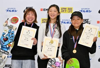 　表彰式で笑顔を見せる女子優勝の長谷川瑞穂（中央）、２位の岡本碧優（左）、３位の佐竹晃＝ムラサキパークかさま
