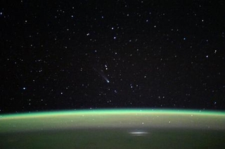 　油井亀美也宇宙飛行士がＸに投稿したレモン彗星（中央）の写真