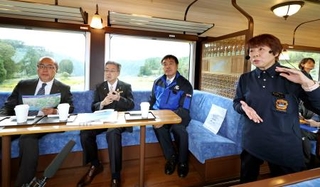 　のと鉄道の「震災語り部観光列車」で語り部の話を聞く（左から）富山県の新田八朗知事、福井県の杉本達治知事、石川県の馳浩知事＝２０日午後、石川県穴水町（代表撮影）