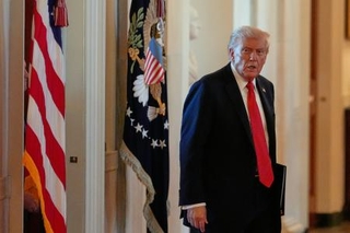 　米ホワイトハウスに姿を見せたトランプ大統領＝２０日（ＡＰ＝共同）