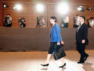 　首相官邸に入る高市早苗首相＝２１日午後３時３５分