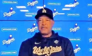 　オンラインで取材に応じるドジャースのロバーツ監督＝２１日（共同）