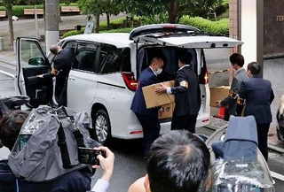 　「退職代行モームリ」の運営会社「アルバトロス」が入るビルから運び出した段ボール箱を車両に積み込む警視庁の捜査員ら＝２２日午前１１時３２分、東京都品川区