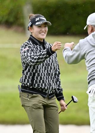 　調整で笑顔を見せる岩井千怜＝マスターズＧＣ
